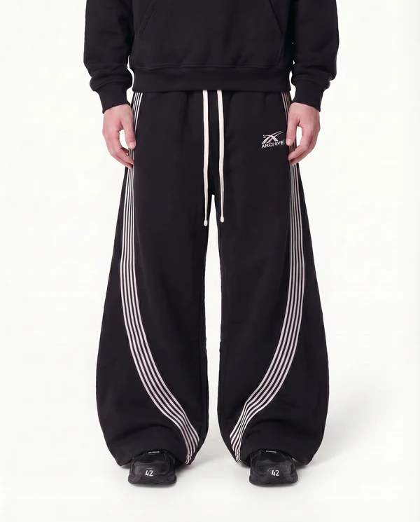 freepik__change-the-shoes-the-model-is-wearing-img1-to-img1__27661 ARCHIVE ESSENTIAL WIDELEG SWEATPANTS BLACK